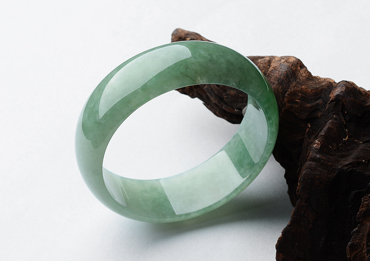 糯冰种晴水略飘花手镯（54.6mm）