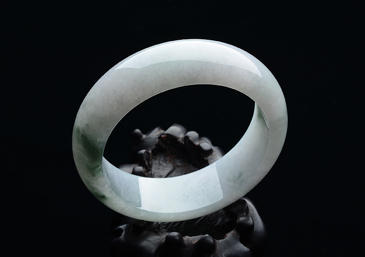 糯冰种略飘花手镯（59.6mm）