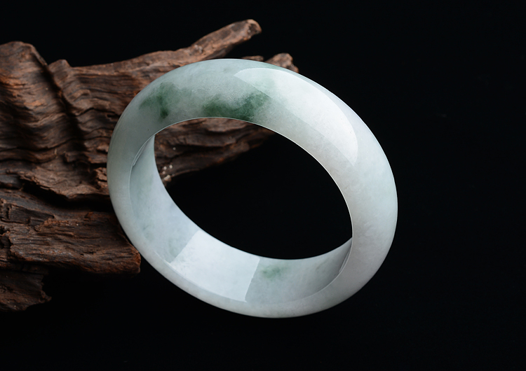 糯冰种略飘花手镯（59.6mm）