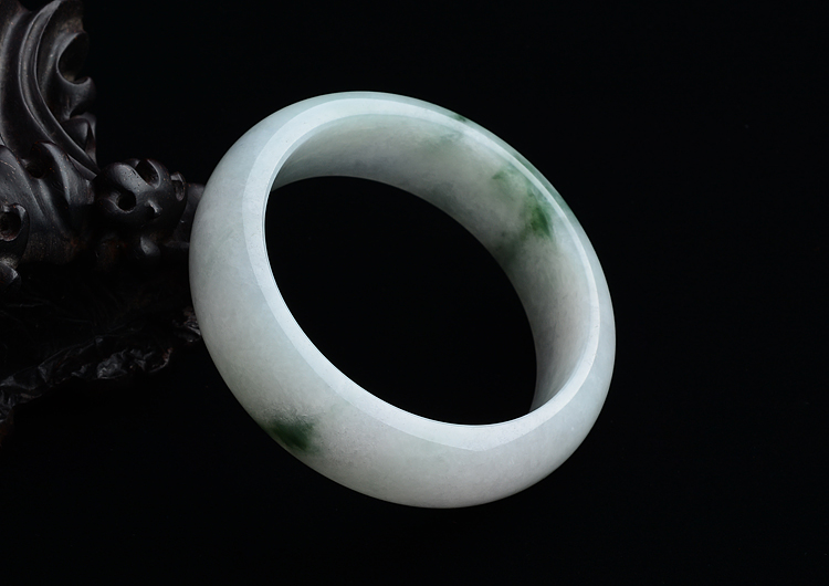 糯冰种略飘花手镯（59.6mm）