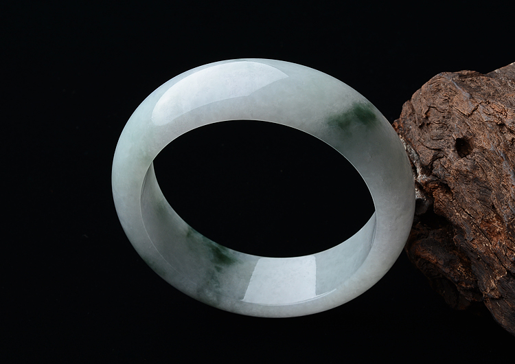 糯冰种略飘花手镯（59.6mm）