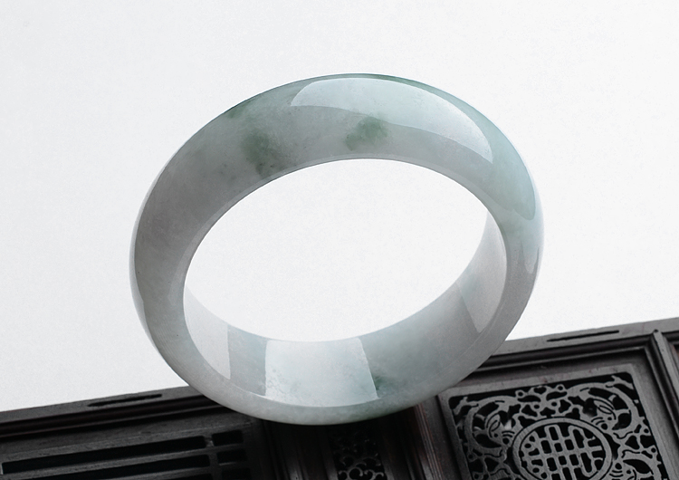 糯冰种略飘花手镯（59.6mm）
