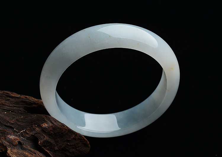 糯冰种晴水略飘黄翡手镯（55.4mm）