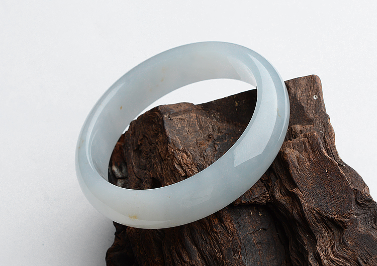 糯冰种晴水略飘黄翡手镯（55.4mm）