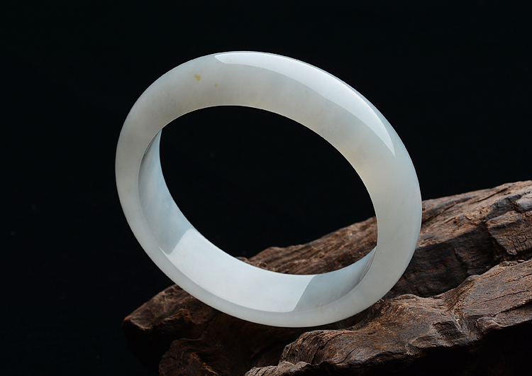 糯冰种晴水略飘黄翡手镯（55.4mm）
