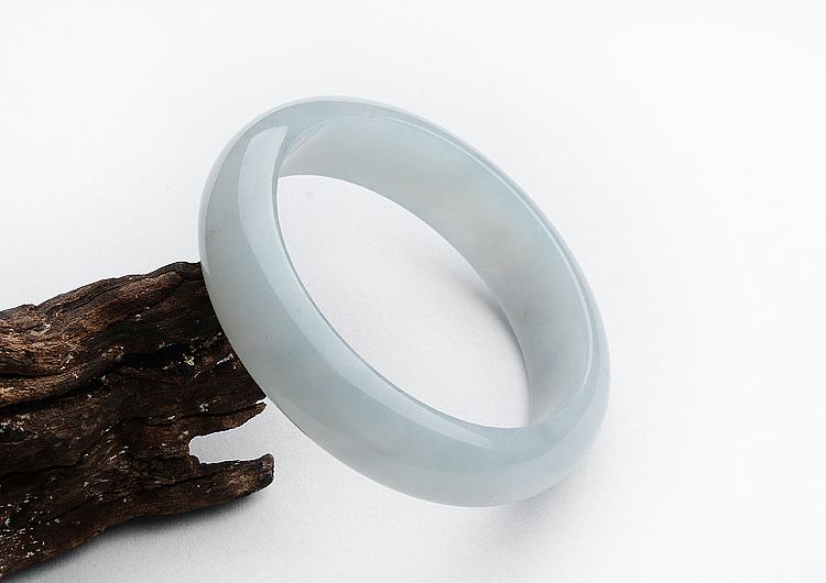 糯冰种晴水略飘黄翡手镯（55.4mm）