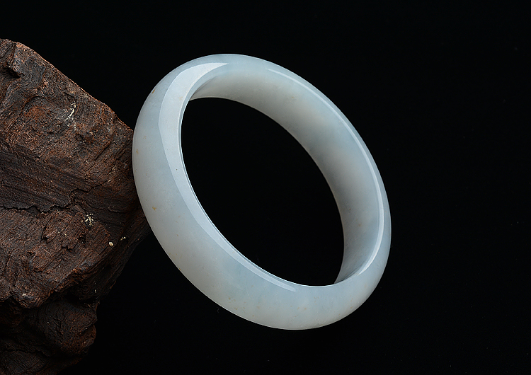 糯冰种晴水略飘黄翡手镯（55.3mm）
