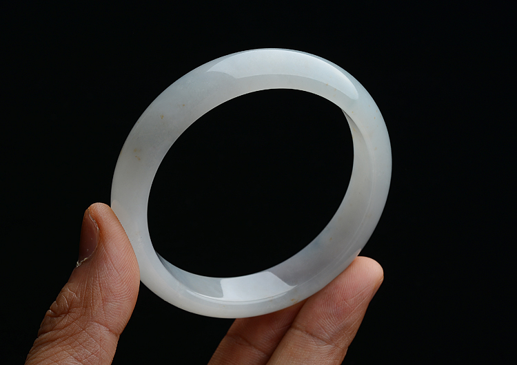 糯冰种晴水略飘黄翡手镯（55.5mm）