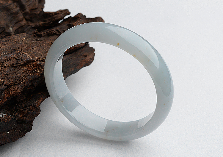 糯冰种晴水略飘黄翡手镯（55.5mm）