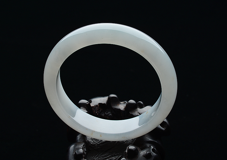 糯冰种晴水略飘黄翡手镯（55.4mm）