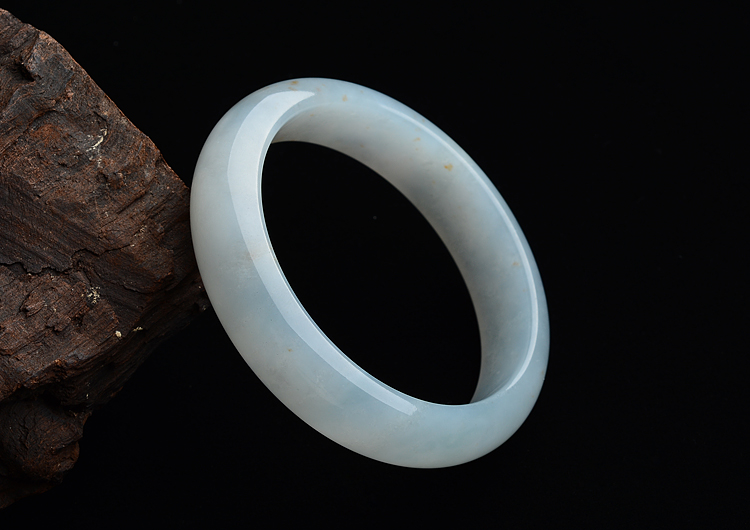 糯冰种晴水略飘黄翡手镯（55.4mm）