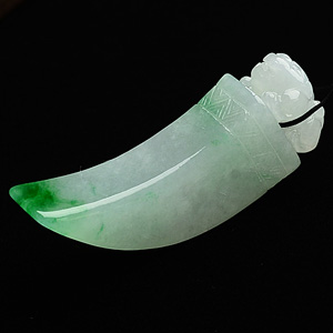 糯冰种飘翠龙牙挂件