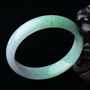 (超值推荐)糯冰种淡春带彩手镯（55.8mm）