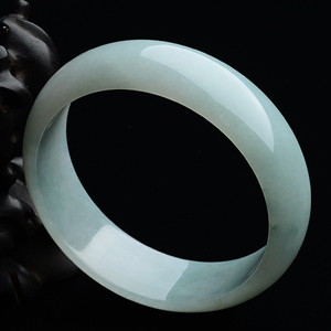 糯冰种晴水略飘花手镯（55.7mm）