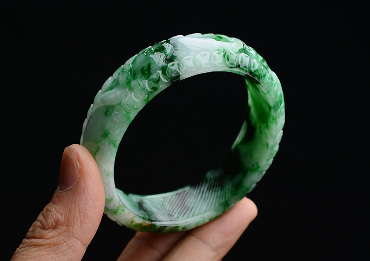 糯冰种癣加绿雕花手镯（57.2mm）