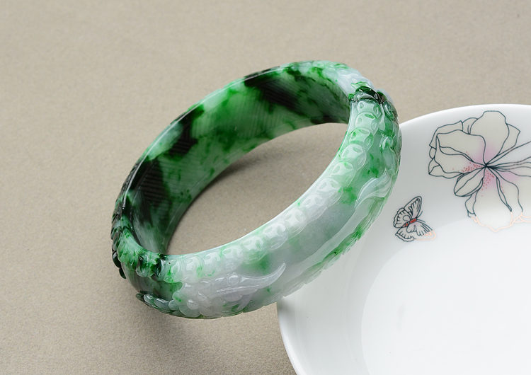 糯冰种癣加绿雕花手镯（57.2mm）