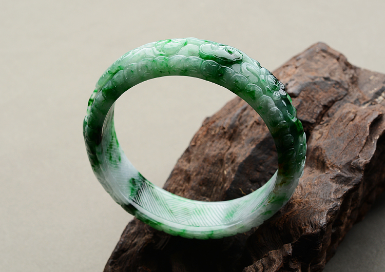 糯冰种癣加绿雕花手镯（57.2mm）