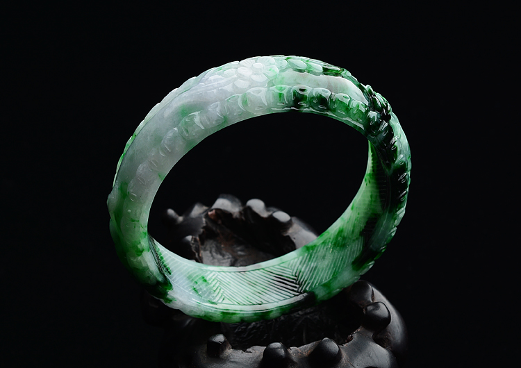 糯冰种癣加绿雕花手镯（57.2mm）
