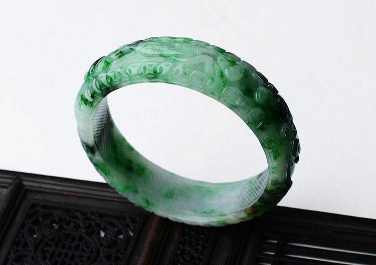 糯冰种癣加绿雕花手镯（57.2mm）