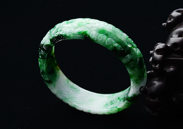 糯冰种癣加绿雕花手镯（57.2mm）