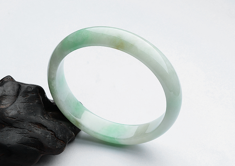 糯冰种飘翠手镯（57.7mm）