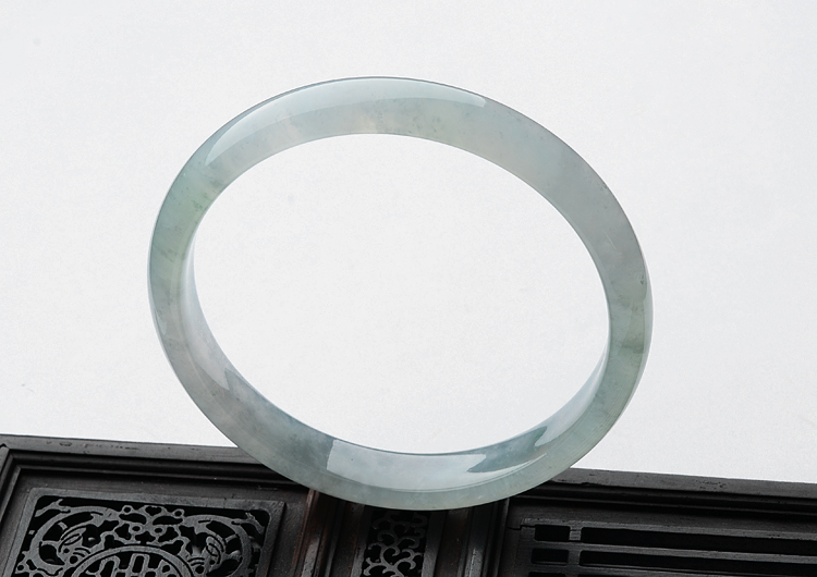 冰种晴水略飘花手镯（62.9mm）
