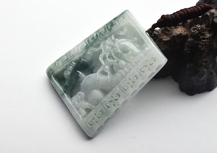 糯冰种飘花龙牌挂件