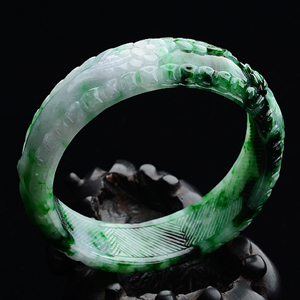 糯冰种癣加绿雕花手镯（57.2mm）