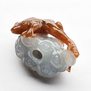 (超值推荐)糯冰种晴水/褐黄翡莲蓬青蛙挂件