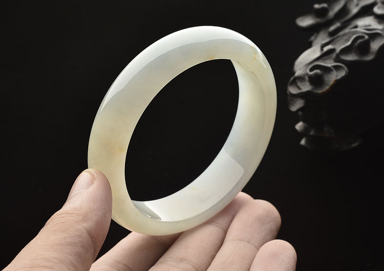 糯冰种晴水略飘黄翡手镯(57.4mm)