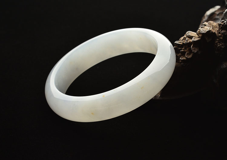 糯冰种晴水略飘黄翡手镯(55.7mm)
