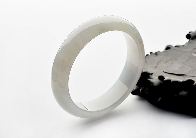 糯冰种晴水略飘黄翡手镯(55.7mm)