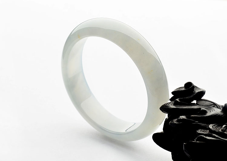 糯冰种晴水略飘黄翡手镯(55.6mm)