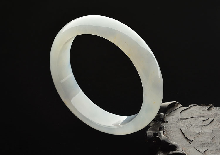 糯冰种晴水略飘黄翡手镯(55.6mm)