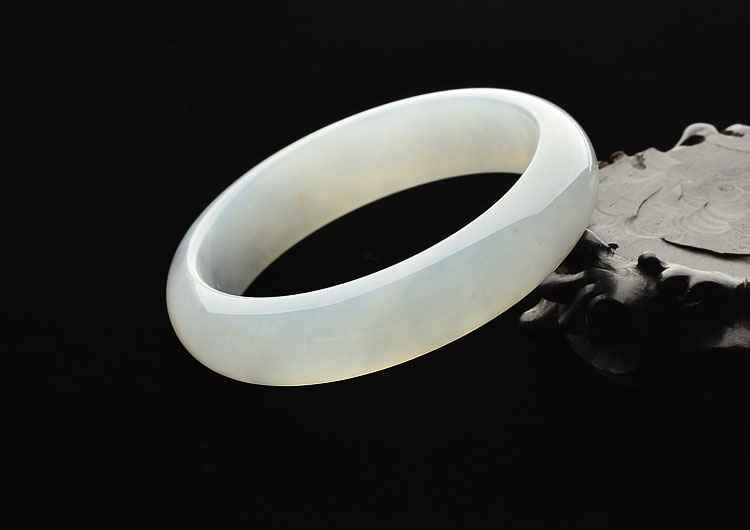 糯冰种晴水略飘黄翡手镯(55.6mm)