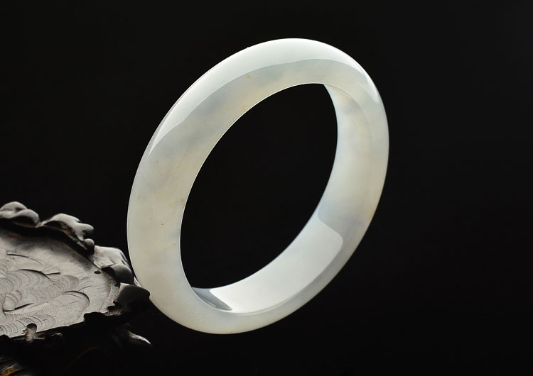糯冰种晴水略飘黄翡手镯(55.6mm)