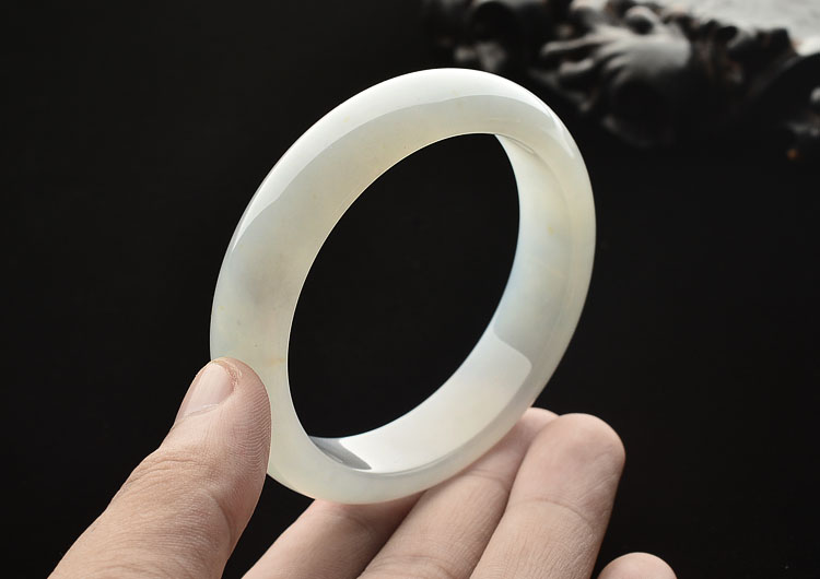糯冰种晴水略飘黄翡手镯(55.6mm)