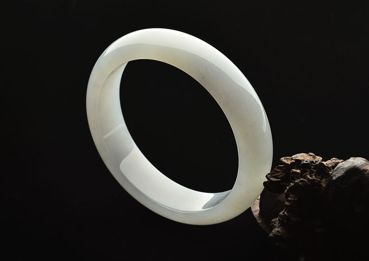 糯冰种晴水略飘黄翡手镯(55.6mm)