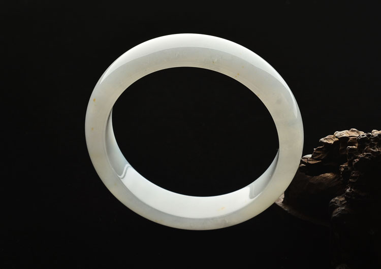 糯冰种晴水略飘黄翡手镯(55.6mm)