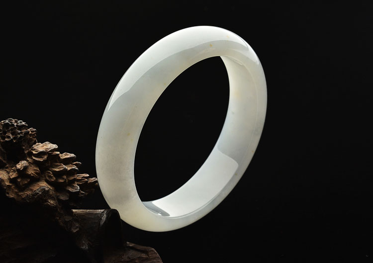 糯冰种晴水略飘黄翡手镯(55.6mm)