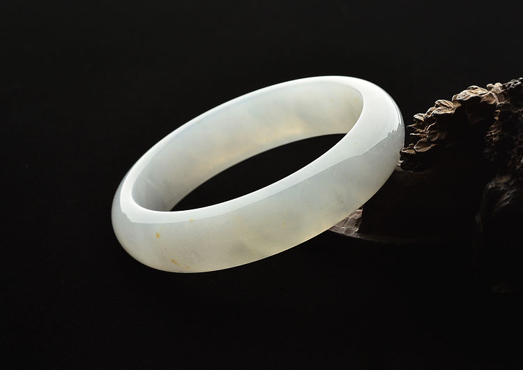 糯冰种晴水略飘黄翡手镯(55.6mm)