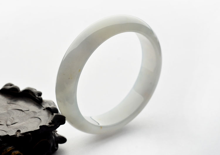 糯冰种晴水略飘黄翡手镯(55.6mm)