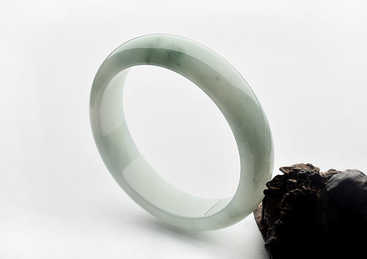 （一口价扫货）糯冰种晴水略飘花手镯(57mm)