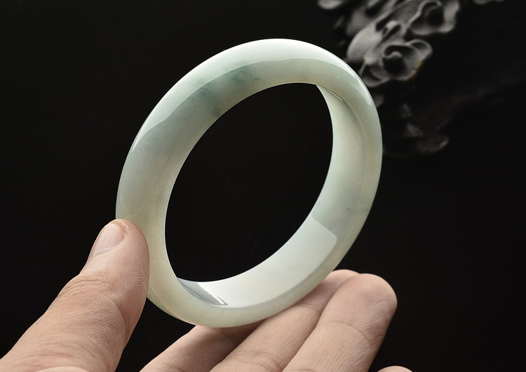 （一口价扫货）糯冰种晴水略飘花手镯(57mm)