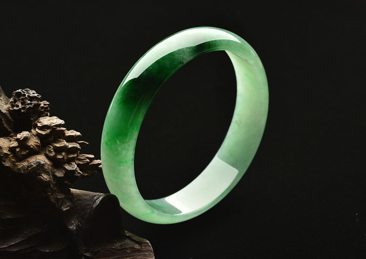 (超值推荐)糯冰种飘阳绿手镯（55.8mm）