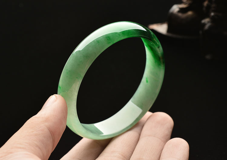 (超值推荐)糯冰种飘阳绿手镯（55.8mm）