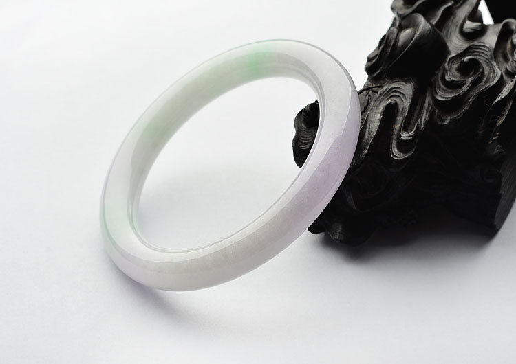 (超值推荐)糯冰种淡春带彩圆条手镯（55.4mm）