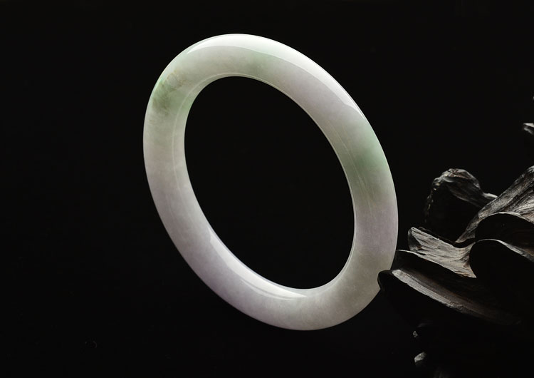 (超值推荐)糯冰种淡春带彩圆条手镯（55.4mm）