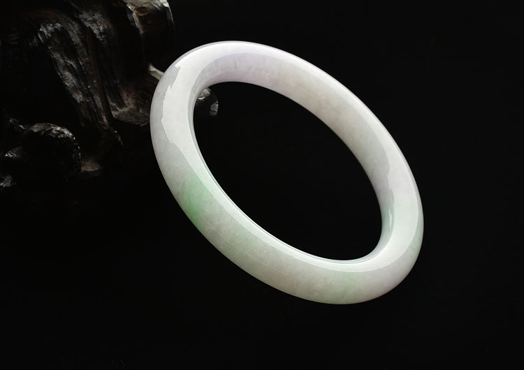 (超值推荐)糯冰种淡春带彩圆条手镯（55.4mm）