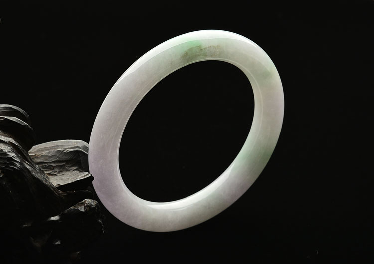 (超值推荐)糯冰种淡春带彩圆条手镯（55.4mm）